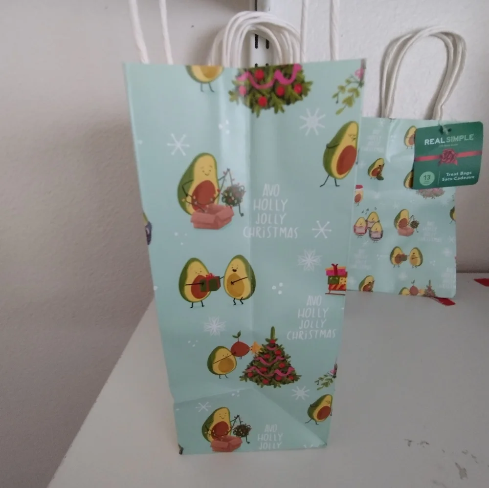 Real Simple set of 8 Christmas holiday gift bags Avocado Merry Christmas Print